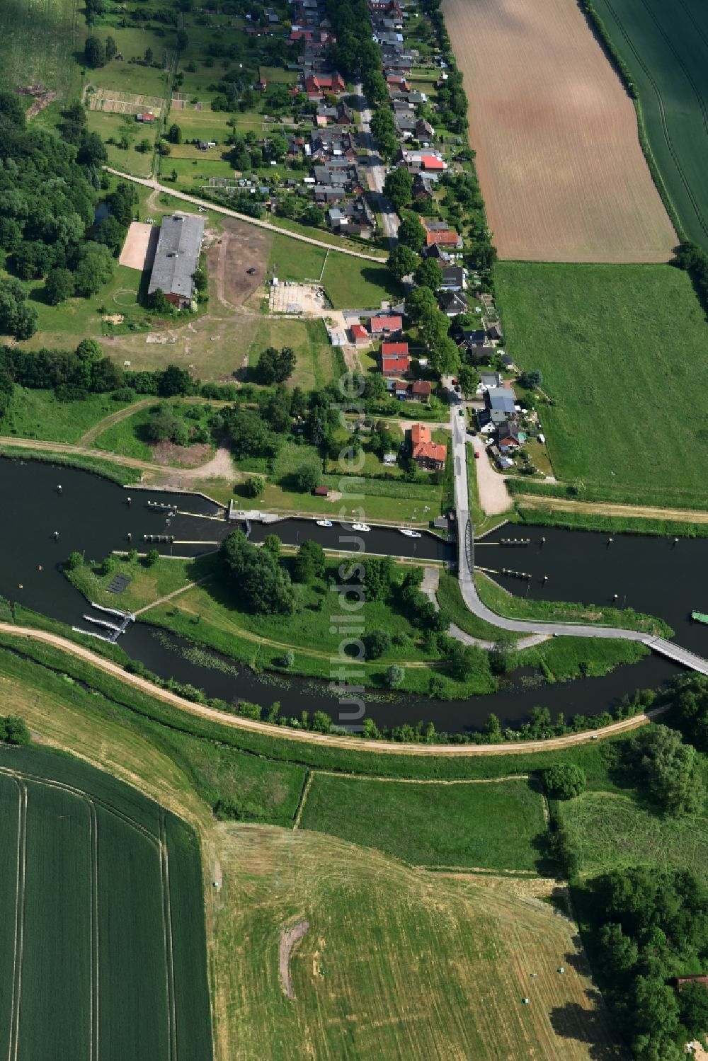 Lübeck aus der Vogelperspektive: Schleuse mit Schleusenbrücke Büssau in Lübeck im Bundesland Schleswig-Holstein