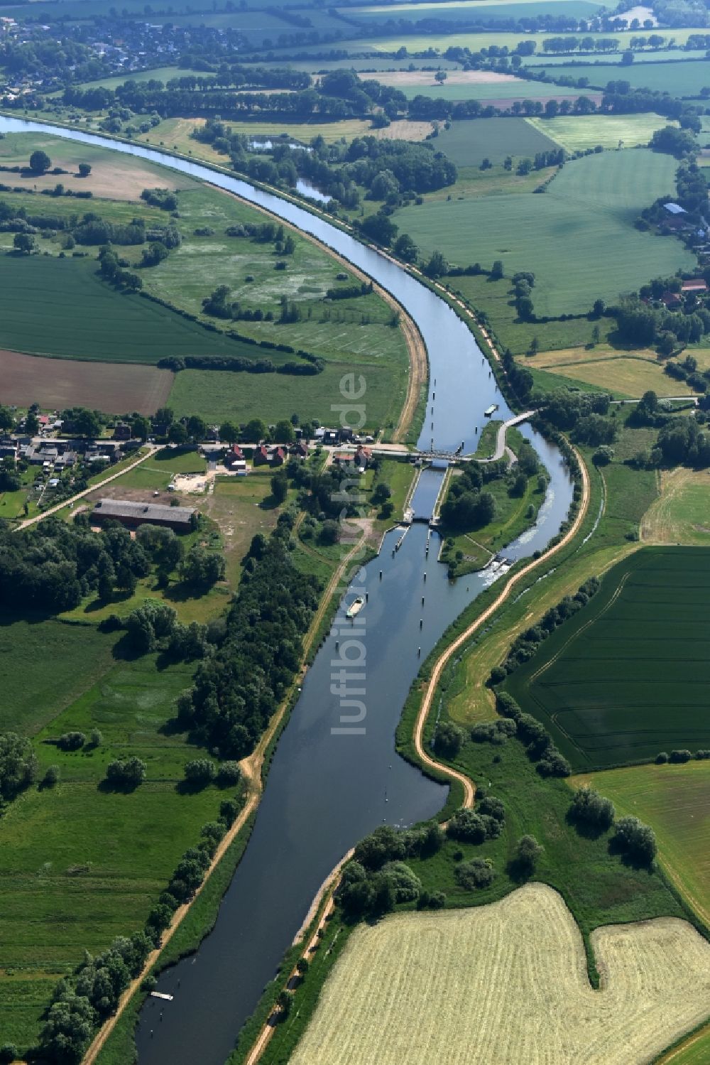 Lübeck von oben - Schleuse mit Schleusenbrücke Büssau in Lübeck im Bundesland Schleswig-Holstein