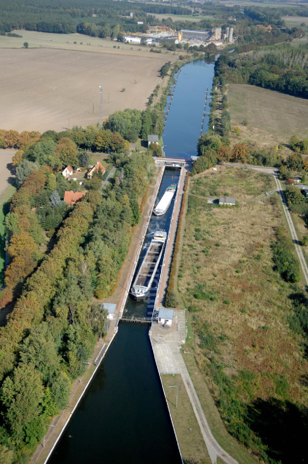 Zerben aus der Vogelperspektive: Schleuse und Schleusenbrücke Zerben