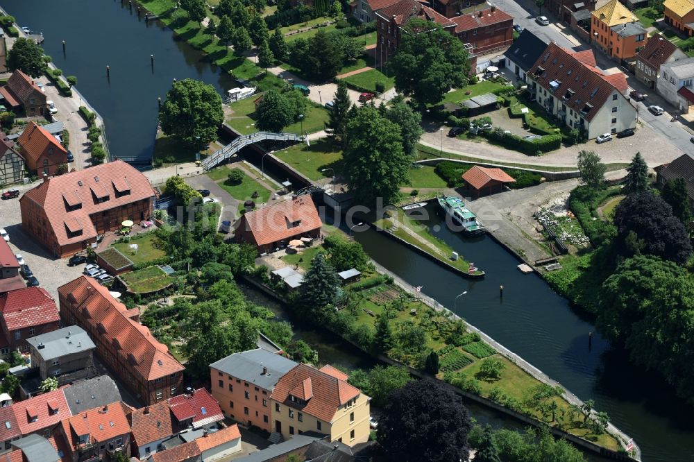 Luftaufnahme Plau am See - Schleuse mit Wehr in Plau am See im Bundesland Mecklenburg-Vorpommern