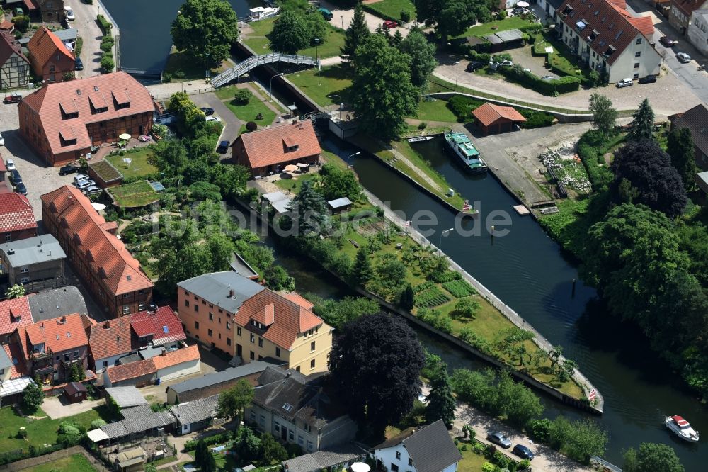 Plau am See von oben - Schleuse mit Wehr in Plau am See im Bundesland Mecklenburg-Vorpommern