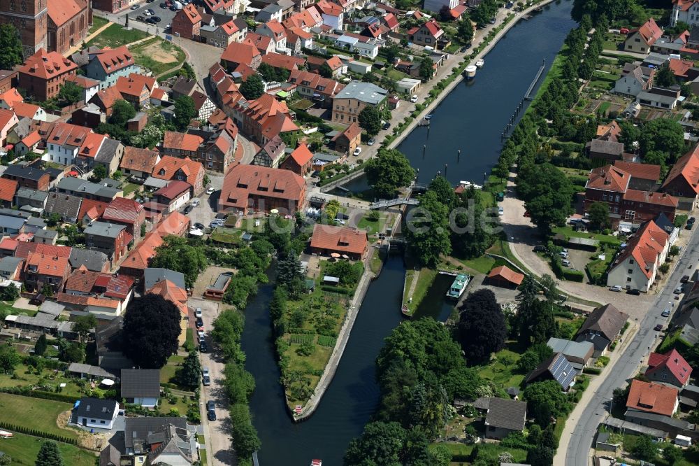 Luftaufnahme Plau am See - Schleuse mit Wehr in Plau am See im Bundesland Mecklenburg-Vorpommern