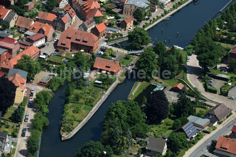 Plau am See von oben - Schleuse mit Wehr in Plau am See im Bundesland Mecklenburg-Vorpommern