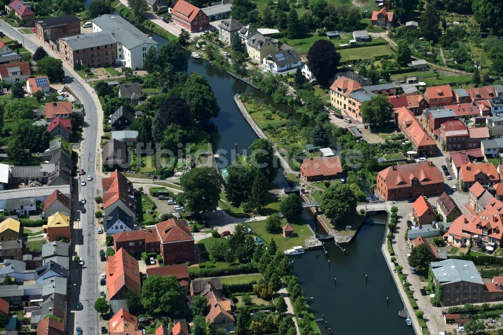 Plau am See aus der Vogelperspektive: Schleuse mit Wehr in Plau am See im Bundesland Mecklenburg-Vorpommern