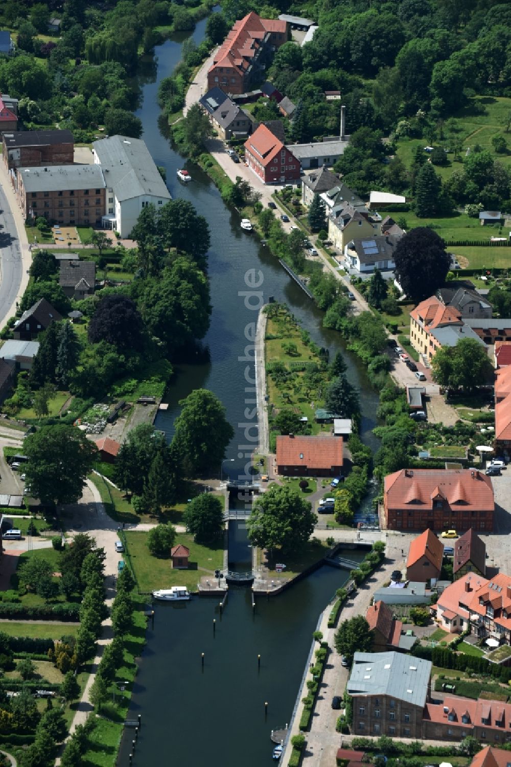 Luftaufnahme Plau am See - Schleuse mit Wehr in Plau am See im Bundesland Mecklenburg-Vorpommern