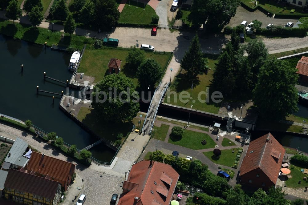 Plau am See von oben - Schleuse mit Wehr in Plau am See im Bundesland Mecklenburg-Vorpommern