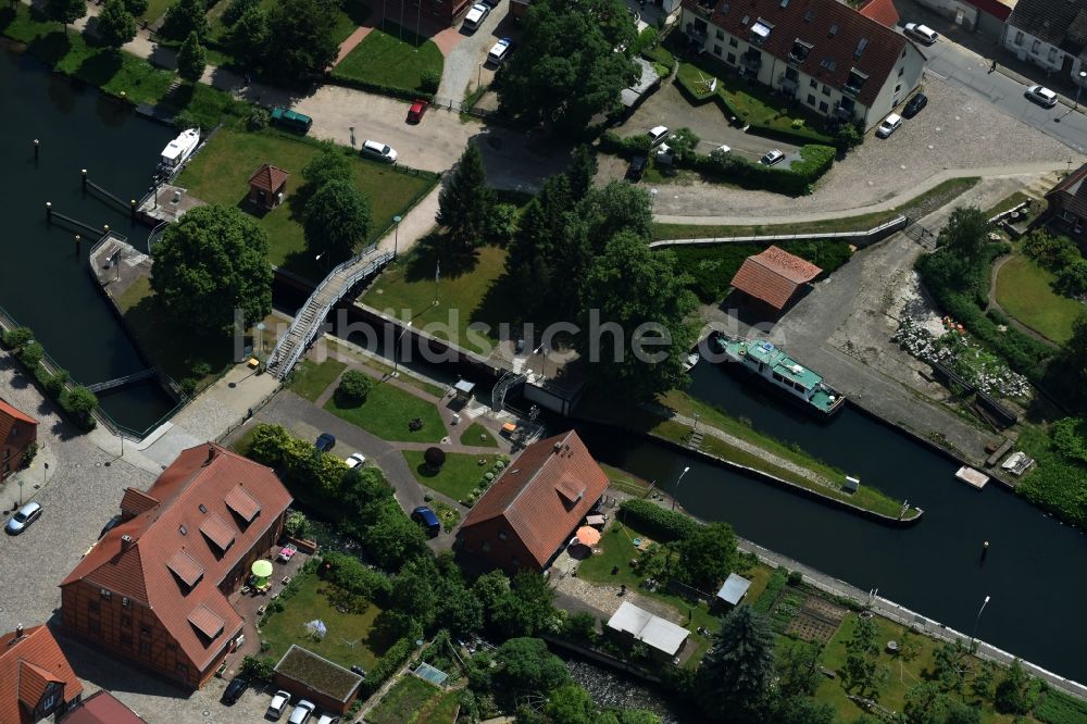 Plau am See aus der Vogelperspektive: Schleuse mit Wehr in Plau am See im Bundesland Mecklenburg-Vorpommern