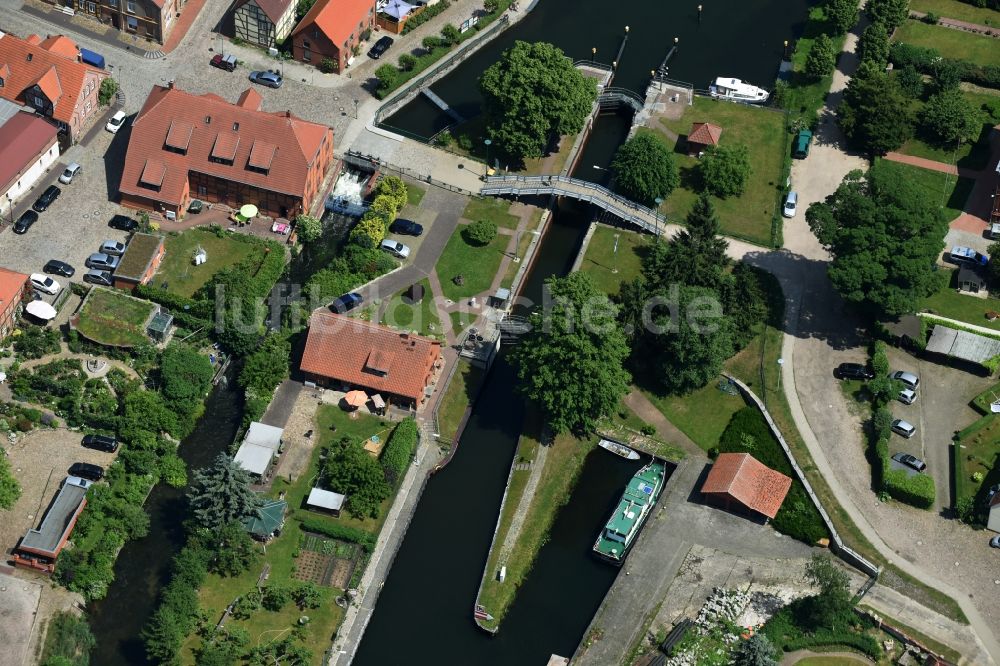 Plau am See von oben - Schleuse mit Wehr in Plau am See im Bundesland Mecklenburg-Vorpommern