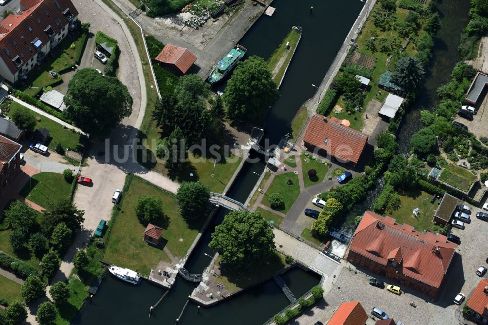 Plau am See von oben - Schleuse mit Wehr in Plau am See im Bundesland Mecklenburg-Vorpommern