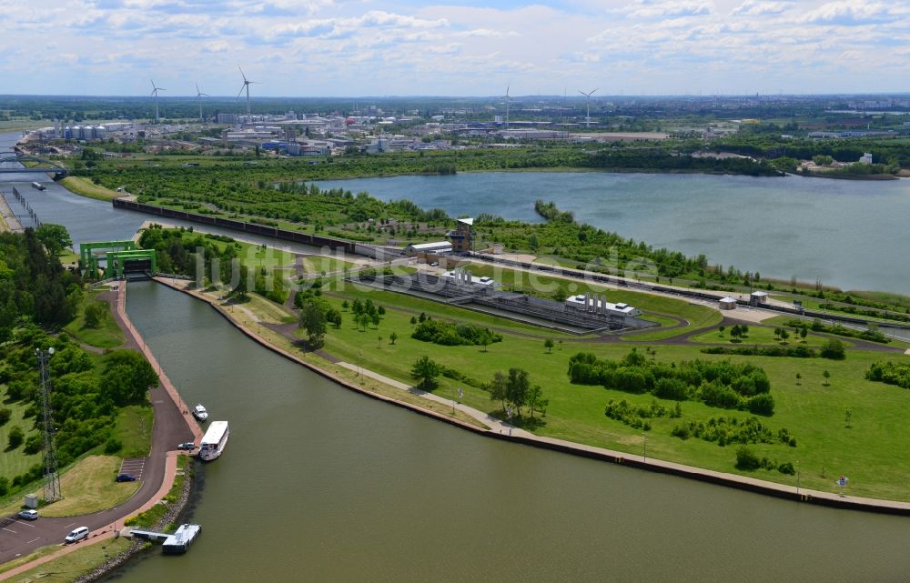 Rothensee aus der Vogelperspektive: Schleusen am Schiffshebewerk Rothensee am Elbe-Havel-Kanal am Wasserstraßenkreuz MD bei Rothensee in Sachsen-Anhalt