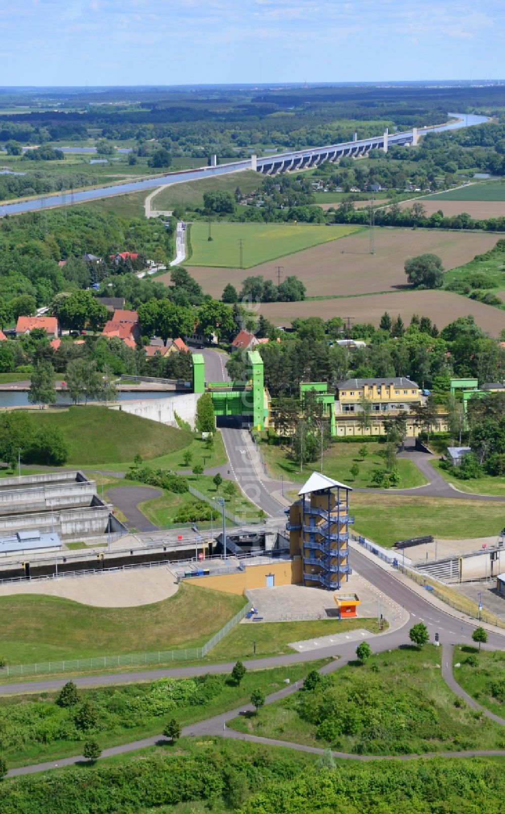 Rothensee von oben - Schleusen am Schiffshebewerk Rothensee am Elbe-Havel-Kanal am Wasserstraßenkreuz MD bei Rothensee in Sachsen-Anhalt