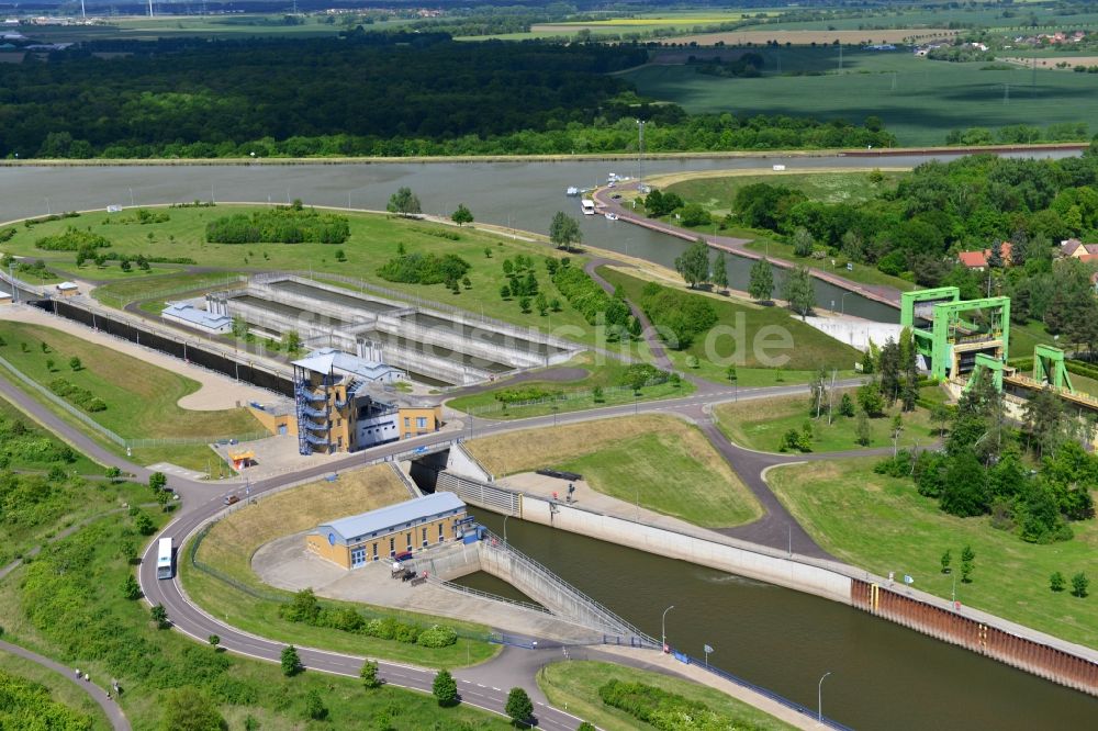 Rothensee aus der Vogelperspektive: Schleusen am Schiffshebewerk Rothensee am Elbe-Havel-Kanal am Wasserstraßenkreuz MD bei Rothensee in Sachsen-Anhalt