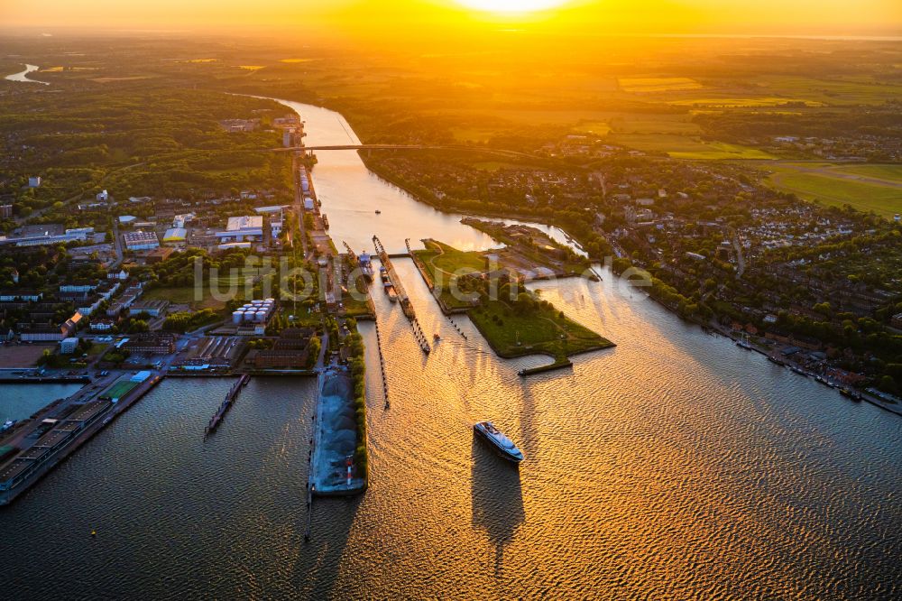 Luftbild Kiel - Schleusenanlage Kiel-Holtenau Schleuseninsel im Morgenlicht am Nord-Ostsee-Kanal in Kiel im Bundesland Schleswig-Holstein