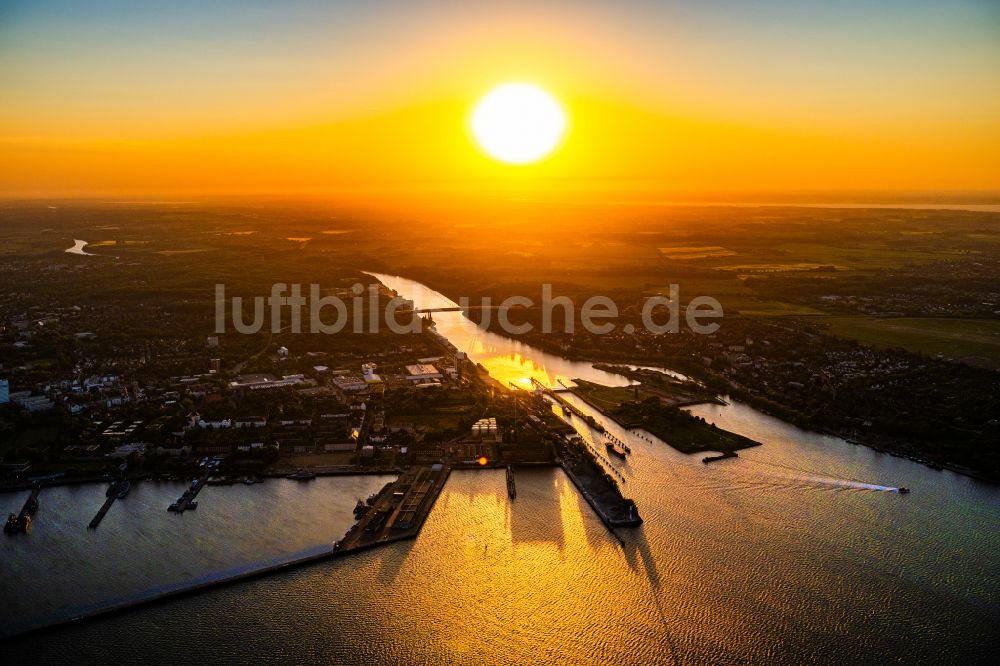 Luftaufnahme Kiel - Schleusenanlage Kiel-Holtenau Schleuseninsel im Morgenlicht am Nord-Ostsee-Kanal in Kiel im Bundesland Schleswig-Holstein