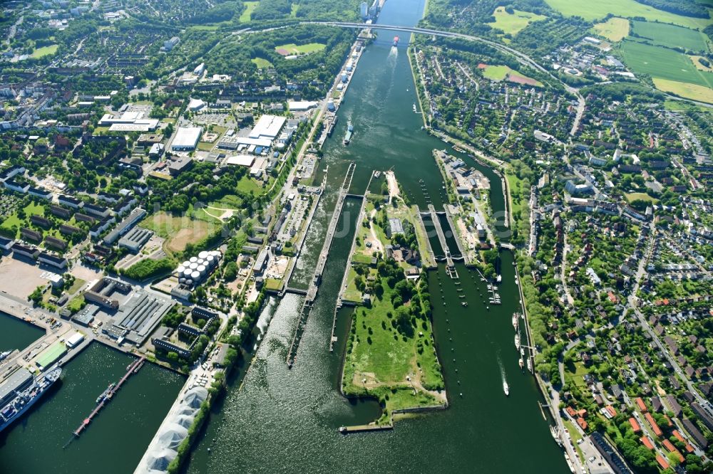 Luftaufnahme Kiel - Schleusenanlage Kiel-Holtenau Schleuseninsel am Nord-Ostsee-Kanal in Kiel im Bundesland Schleswig-Holstein