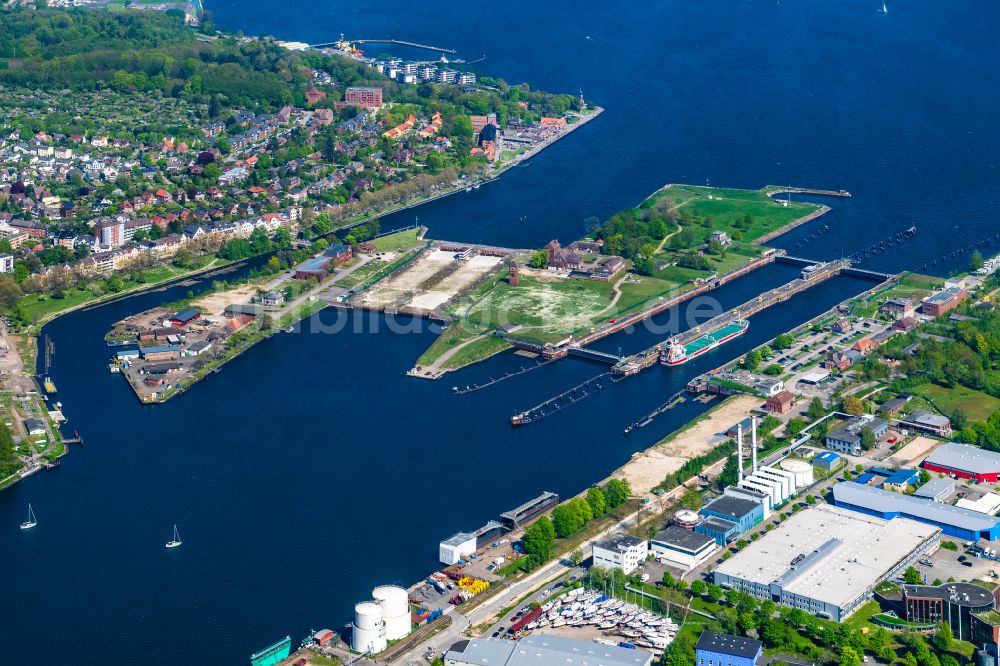 Kiel aus der Vogelperspektive: Schleusenanlage Kiel-Holtenau Schleuseninsel am Nord-Ostsee-Kanal in Kiel im Bundesland Schleswig-Holstein