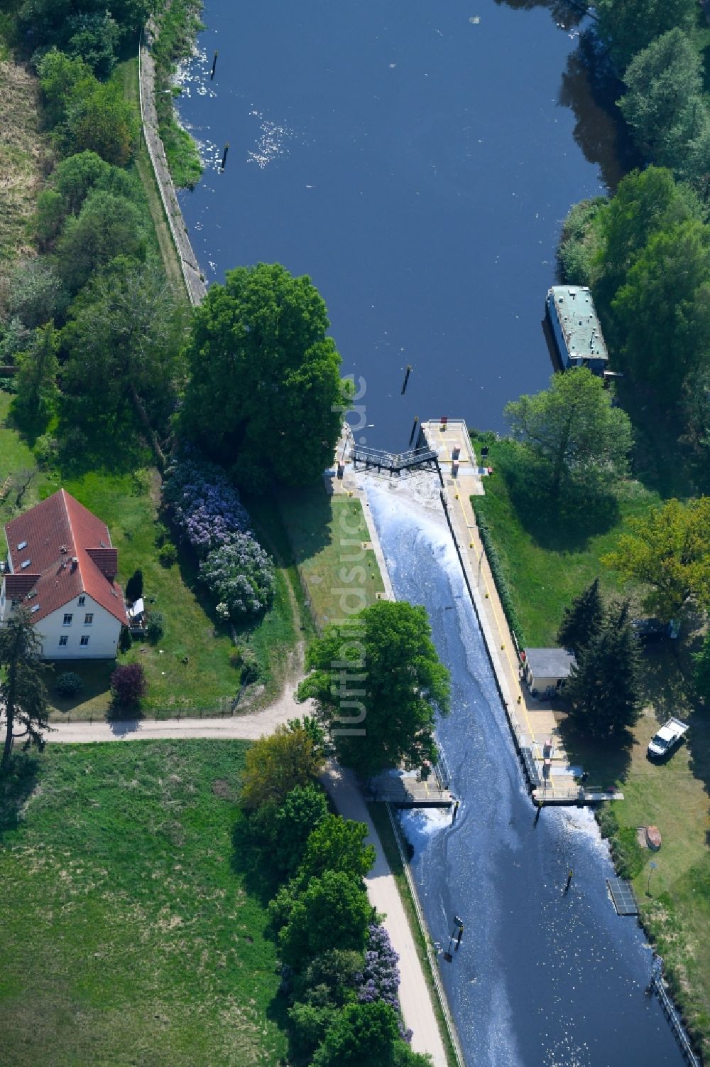 Luftaufnahme Oranienburg - Schleusenanlage Pinnow am Ufer der Wasserstraße Oranienburger Kanal in Oranienburg im Bundesland Brandenburg, Deutschland