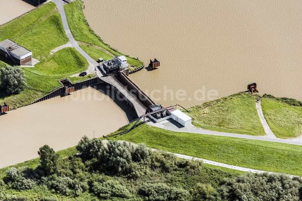 Westoverledingen aus der Vogelperspektive: Schleusenanlagen der Meyer Werft am Ufer der Wasserstraße der Ems in Westoverledingen im Bundesland Niedersachsen, Deutschland