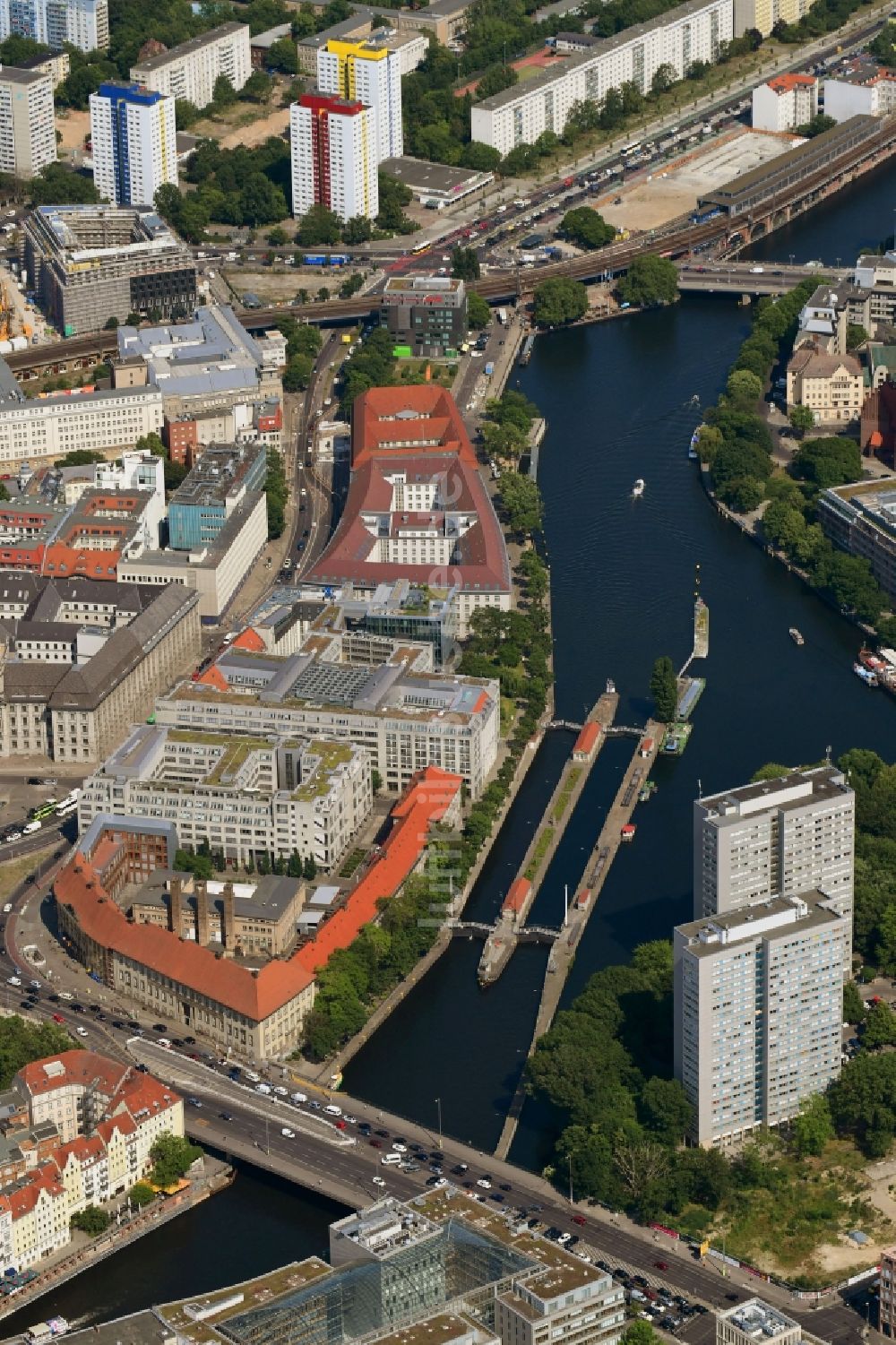 Berlin von oben - Schleusenanlagen der Mühlendammschleuse am Ufer der Wasserstraße Spree im Ortsteil Mitte in Berlin, Deutschland