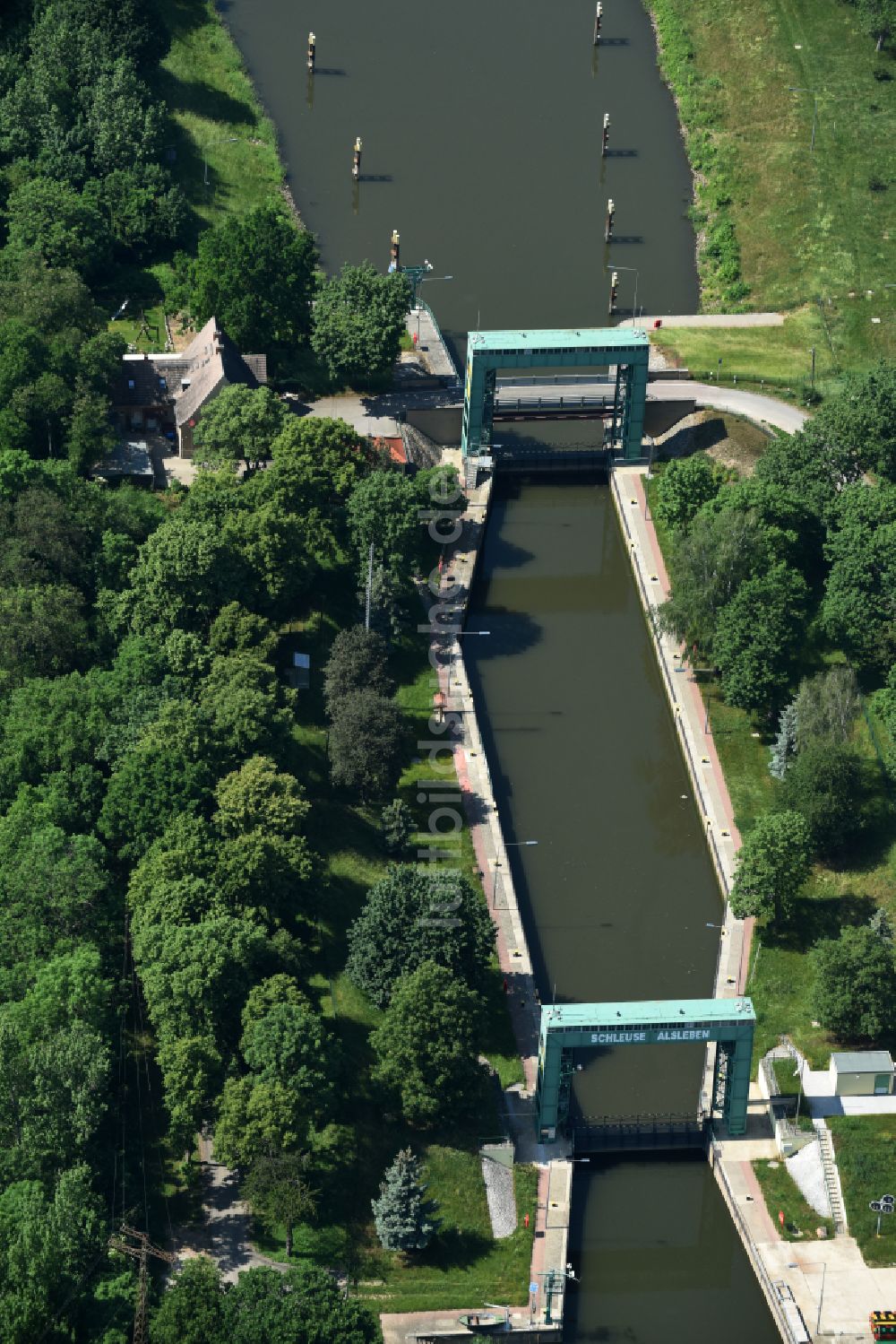 Könnern von oben - Schleusenanlagen Schleuse Alsleben an der Saale in Könnern im Bundesland Sachsen-Anhalt, Deutschland