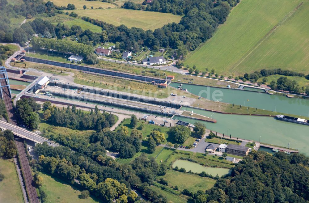 Münster aus der Vogelperspektive: Schleusenanlagen der Schleuse Münster am Ufer der Wasserstraße des Dortmund-Ems-Kanal am Schiffahrter Damm in Münster im Bundesland Nordrhein-Westfalen, Deutschland