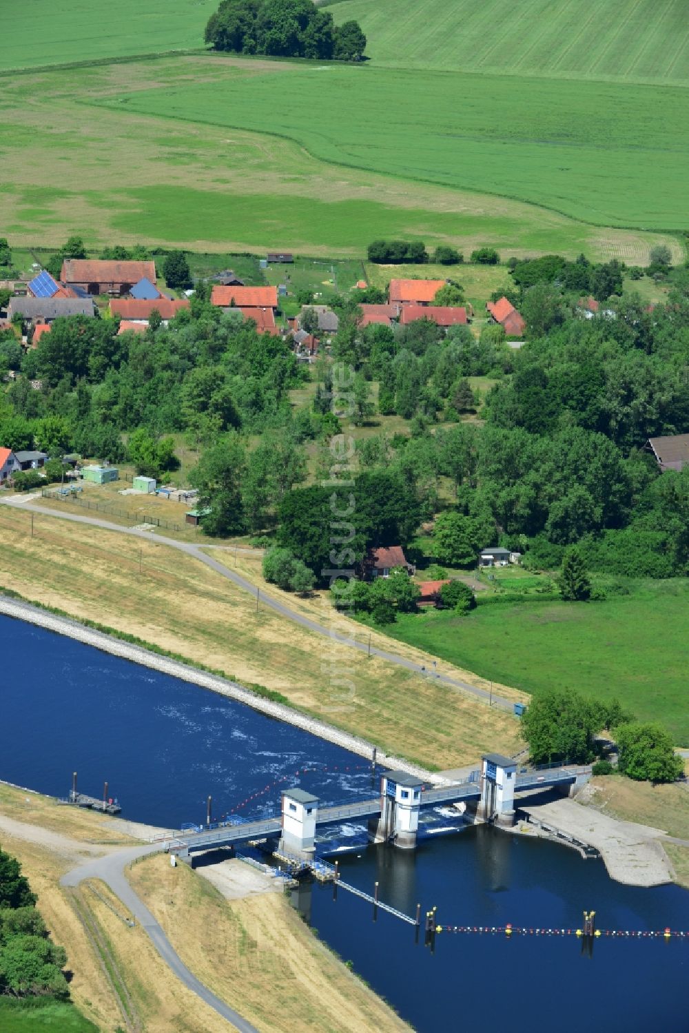 Gnevsdorf von oben - Schleusenanlagen am Ufer des Flußverlaufes Gnevsdorfer Vorfluter in Gnevsdorf im Bundesland Brandenburg