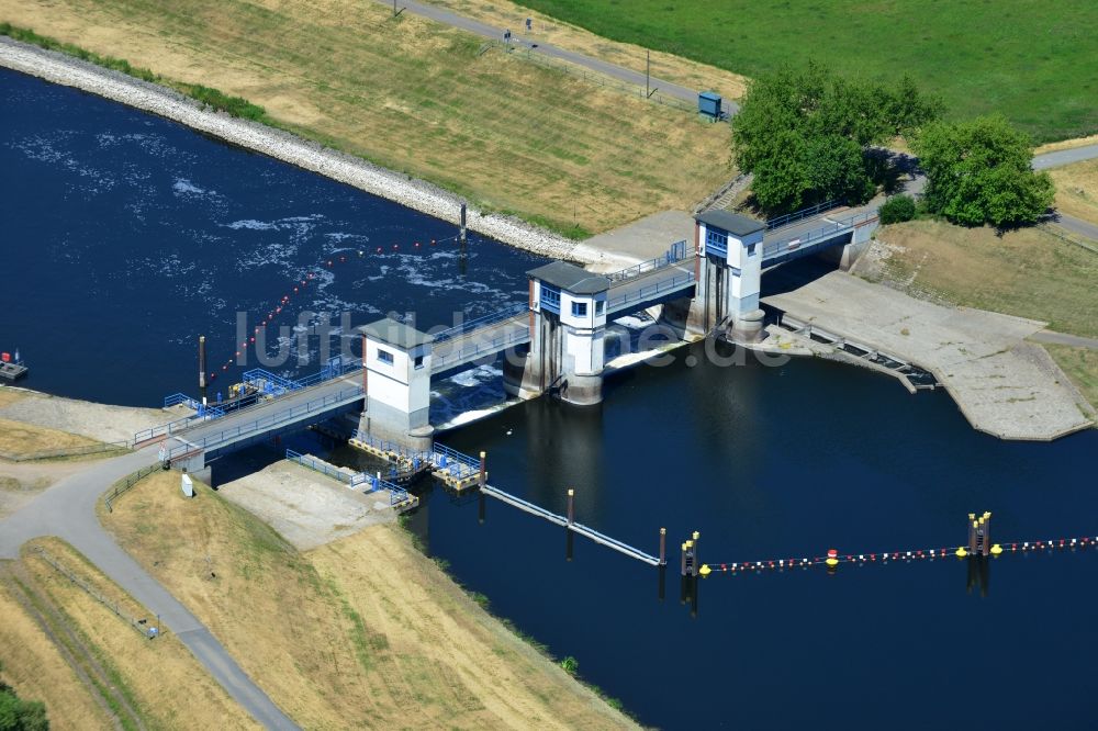 Gnevsdorf aus der Vogelperspektive: Schleusenanlagen am Ufer des Flußverlaufes Gnevsdorfer Vorfluter in Gnevsdorf im Bundesland Brandenburg