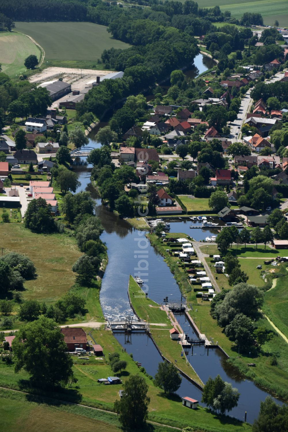 Luftaufnahme Eldena - Schleusenanlagen am Ufer der MEW Müritz- Elde- Wasserstraße in Eldena im Bundesland Mecklenburg-Vorpommern, Deutschland