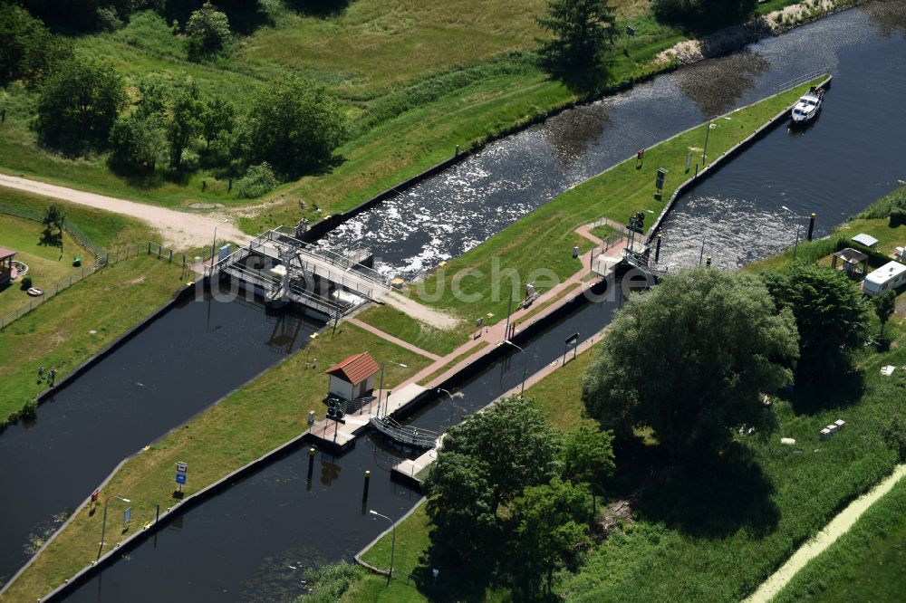 Eldena aus der Vogelperspektive: Schleusenanlagen am Ufer der MEW Müritz- Elde- Wasserstraße in Eldena im Bundesland Mecklenburg-Vorpommern, Deutschland