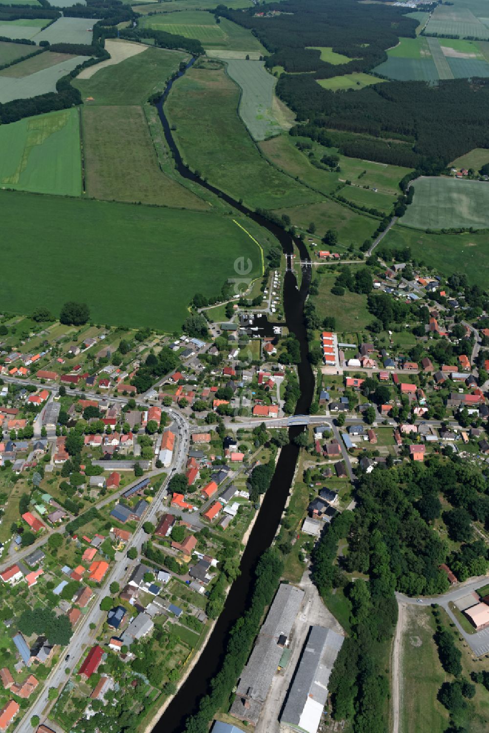 Eldena aus der Vogelperspektive: Schleusenanlagen am Ufer der MEW Müritz- Elde- Wasserstraße in Eldena im Bundesland Mecklenburg-Vorpommern, Deutschland