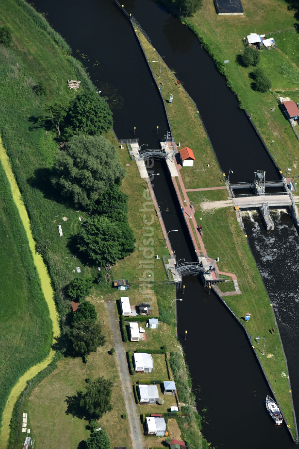 Eldena aus der Vogelperspektive: Schleusenanlagen am Ufer der MEW Müritz- Elde- Wasserstraße in Eldena im Bundesland Mecklenburg-Vorpommern, Deutschland