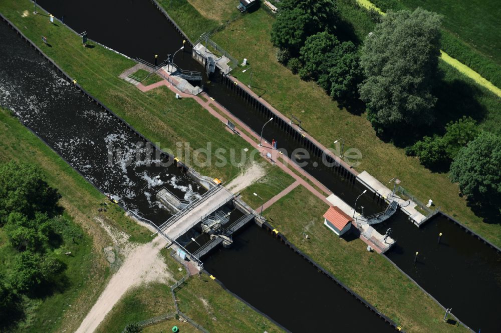 Eldena aus der Vogelperspektive: Schleusenanlagen am Ufer der MEW Müritz- Elde- Wasserstraße in Eldena im Bundesland Mecklenburg-Vorpommern, Deutschland