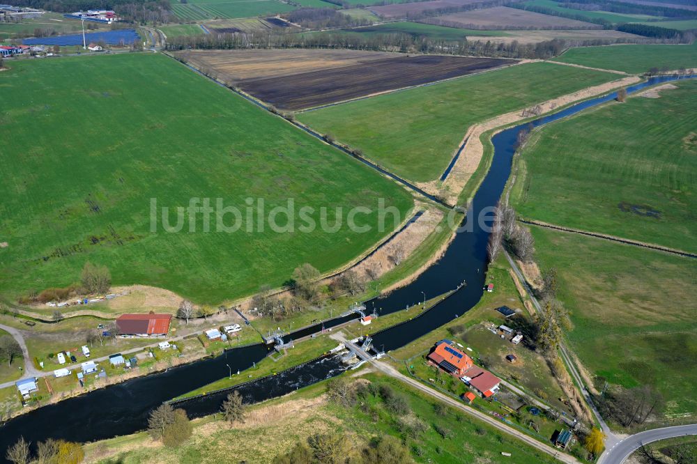 Eldena aus der Vogelperspektive: Schleusenanlagen am Ufer der MEW Müritz- Elde- Wasserstraße in Eldena im Bundesland Mecklenburg-Vorpommern, Deutschland