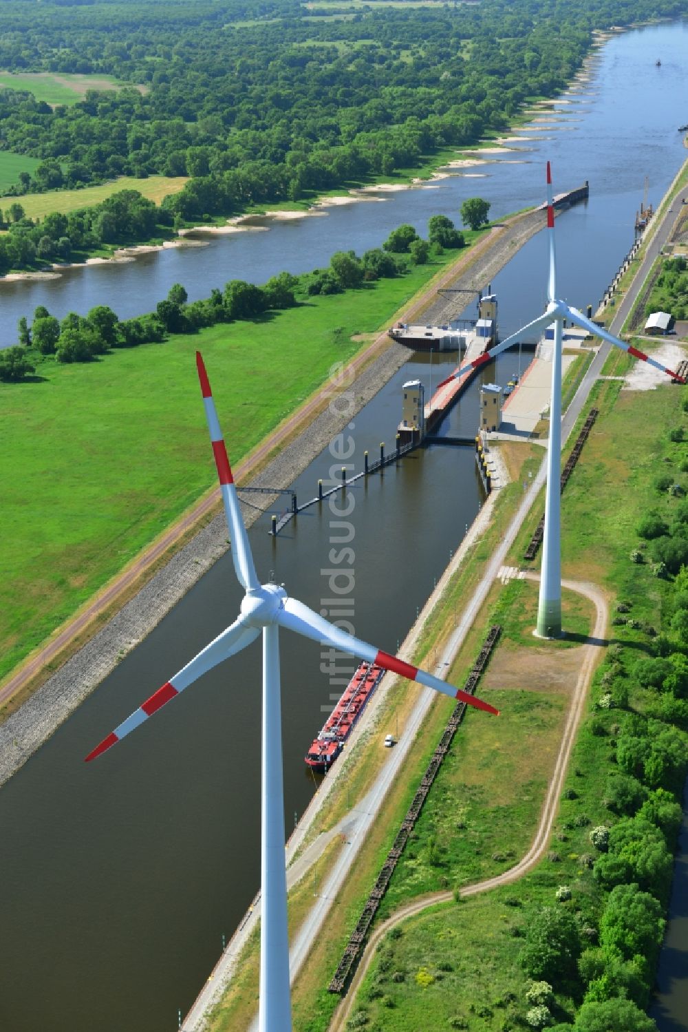 Magdeburg aus der Vogelperspektive: Schleusenanlagen am Ufer der Wasserstraße des am Abstiegskanal Rothensee in Magdeburg im Bundesland Sachsen-Anhalt