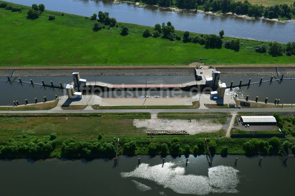 Luftaufnahme Magdeburg - Schleusenanlagen am Ufer der Wasserstraße des am Abstiegskanal Rothensee in Magdeburg im Bundesland Sachsen-Anhalt