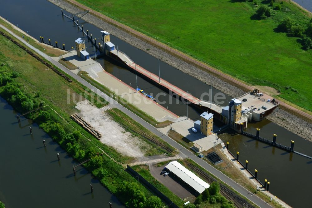 Magdeburg von oben - Schleusenanlagen am Ufer der Wasserstraße des am Abstiegskanal Rothensee in Magdeburg im Bundesland Sachsen-Anhalt