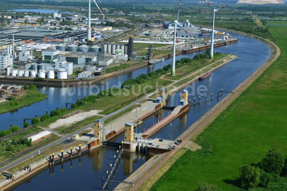 Magdeburg aus der Vogelperspektive: Schleusenanlagen am Ufer der Wasserstraße des am Abstiegskanal Rothensee in Magdeburg im Bundesland Sachsen-Anhalt