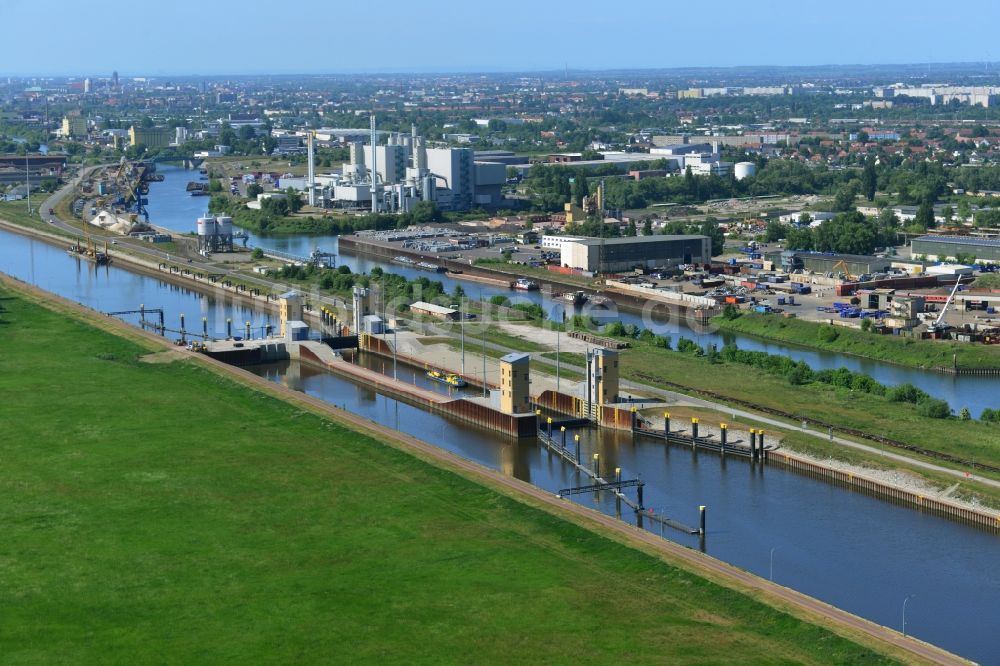 Luftbild Magdeburg - Schleusenanlagen am Ufer der Wasserstraße des am Abstiegskanal Rothensee in Magdeburg im Bundesland Sachsen-Anhalt