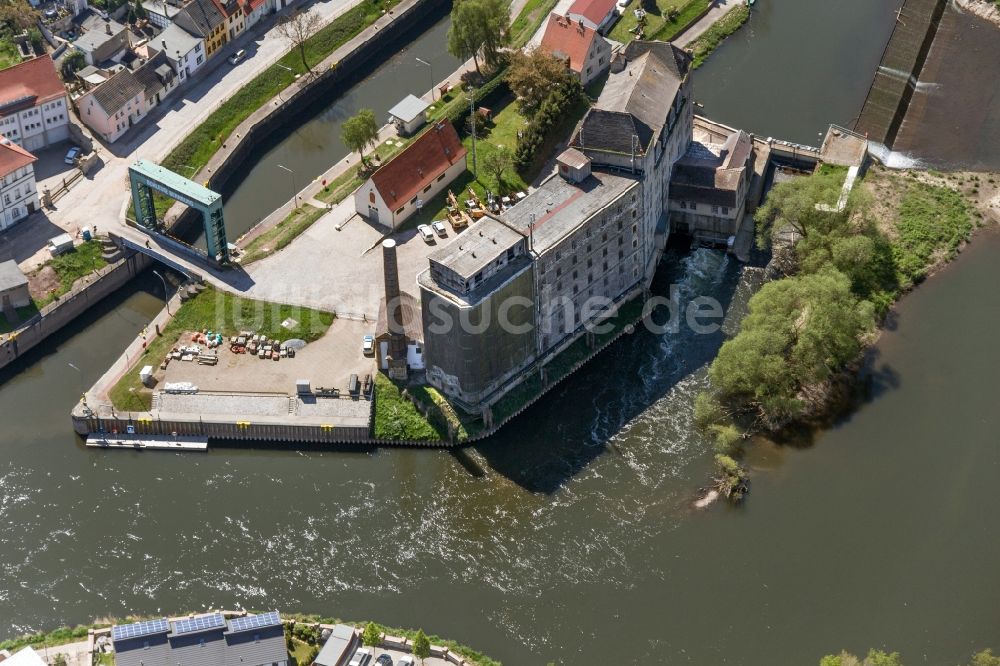 Luftaufnahme Bernburg (Saale) - Schleusenanlagen am Ufer der Wasserstraße des Bernburg in Bernburg (Saale) im Bundesland Sachsen-Anhalt