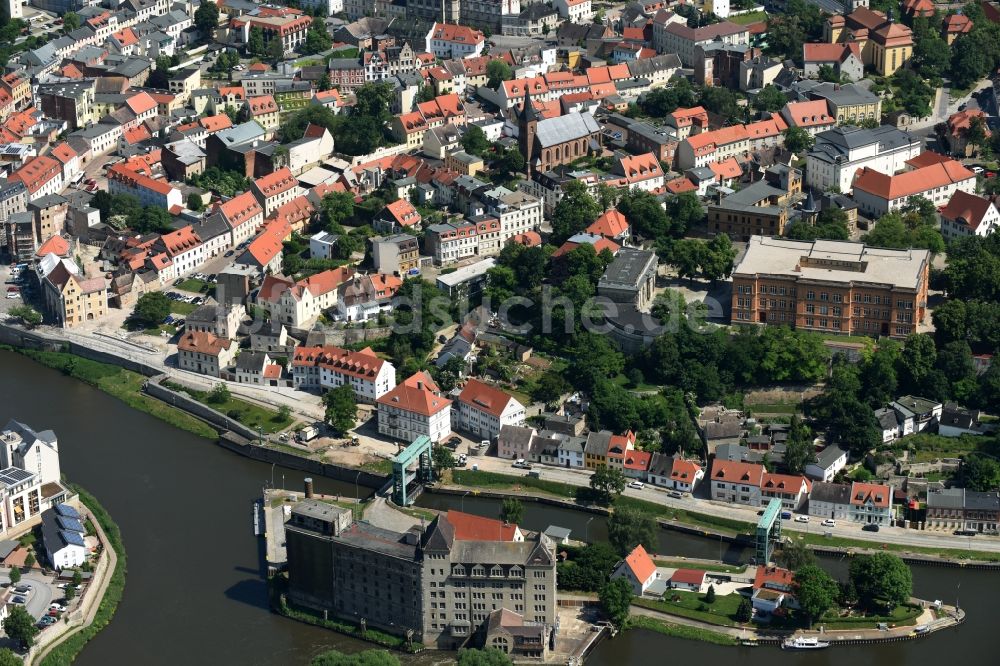 Luftbild Bernburg (Saale) - Schleusenanlagen am Ufer der Wasserstraße des Bernburg in Bernburg (Saale) im Bundesland Sachsen-Anhalt