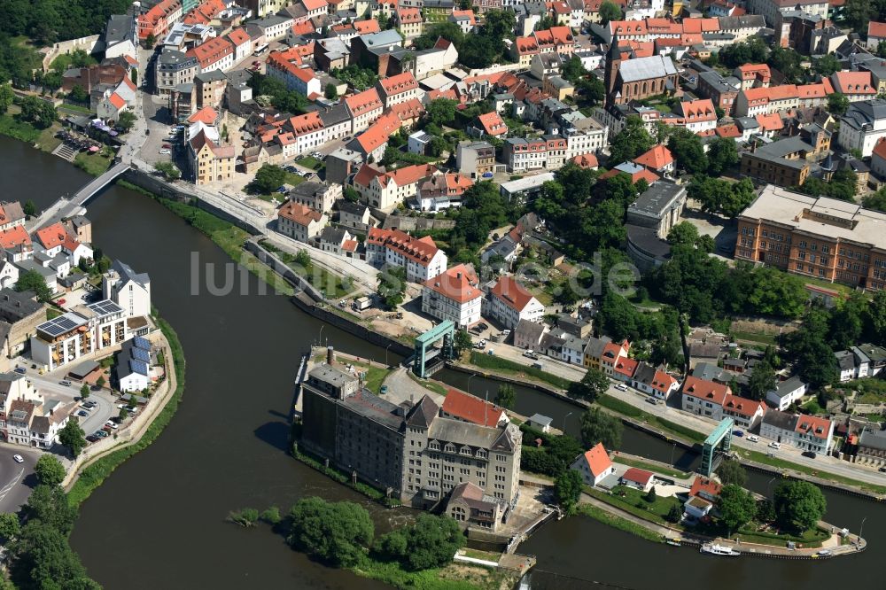 Luftaufnahme Bernburg (Saale) - Schleusenanlagen am Ufer der Wasserstraße des Bernburg in Bernburg (Saale) im Bundesland Sachsen-Anhalt