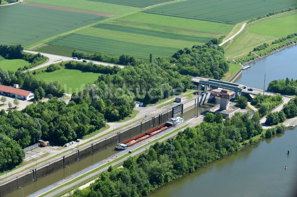 Luftaufnahme Straubing - Schleusenanlagen am Ufer der Wasserstraße der Donau im Ortsteil Kagers in Straubing im Bundesland Bayern, Deutschland