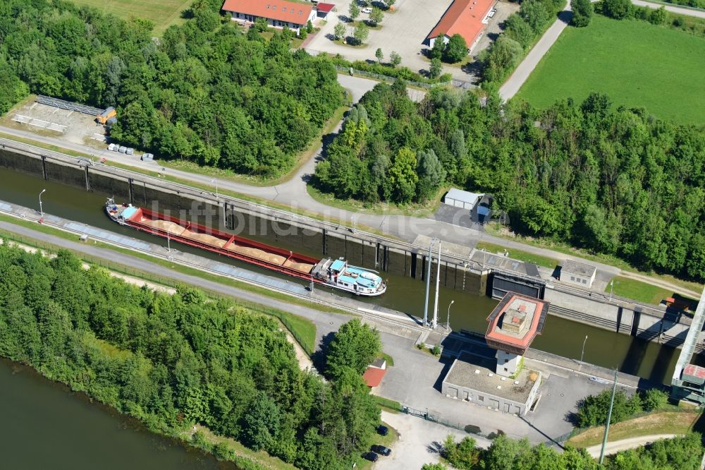 Straubing von oben - Schleusenanlagen am Ufer der Wasserstraße der Donau im Ortsteil Kagers in Straubing im Bundesland Bayern, Deutschland