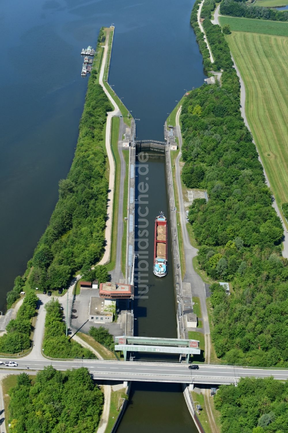 Straubing aus der Vogelperspektive: Schleusenanlagen am Ufer der Wasserstraße der Donau im Ortsteil Kagers in Straubing im Bundesland Bayern, Deutschland