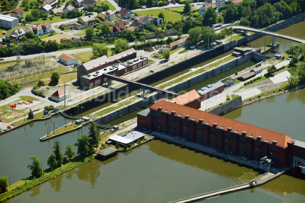 Luftaufnahme Passau - Schleusenanlagen am Ufer der Wasserstraße der Donau im Ortsteil Maierhof in Passau im Bundesland Bayern, Deutschland