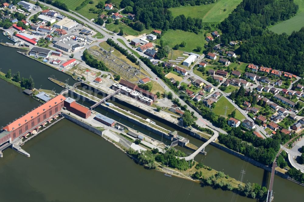 Luftaufnahme Passau - Schleusenanlagen am Ufer der Wasserstraße der Donau im Ortsteil Maierhof in Passau im Bundesland Bayern, Deutschland