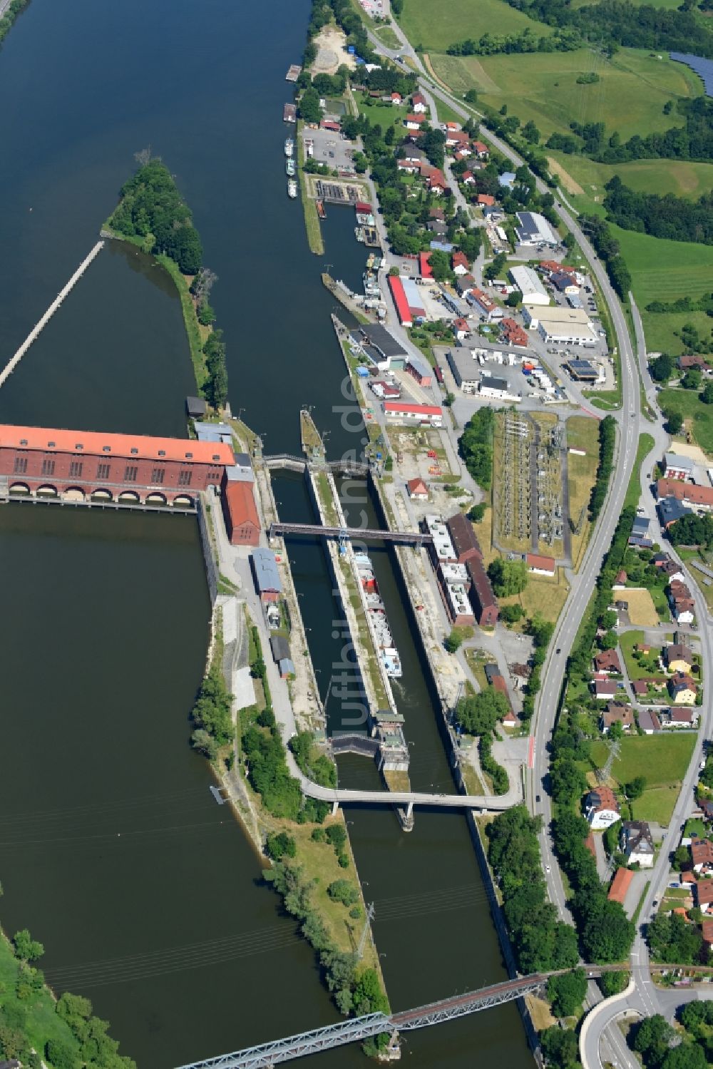 Passau aus der Vogelperspektive: Schleusenanlagen am Ufer der Wasserstraße der Donau im Ortsteil Maierhof in Passau im Bundesland Bayern, Deutschland