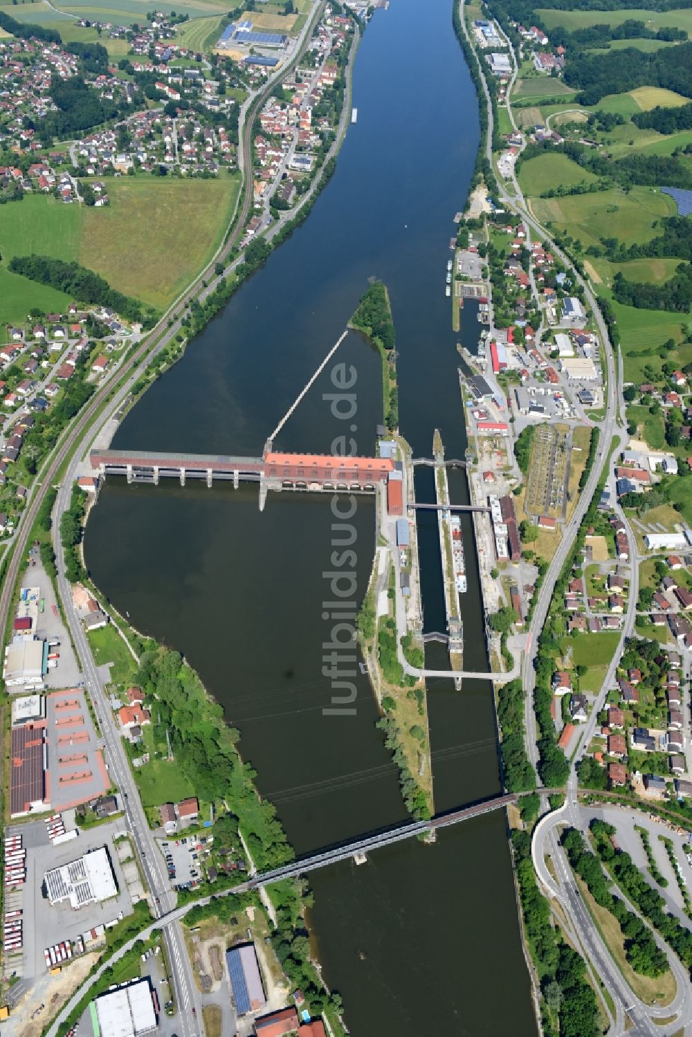 Passau aus der Vogelperspektive: Schleusenanlagen am Ufer der Wasserstraße der Donau im Ortsteil Maierhof in Passau im Bundesland Bayern, Deutschland