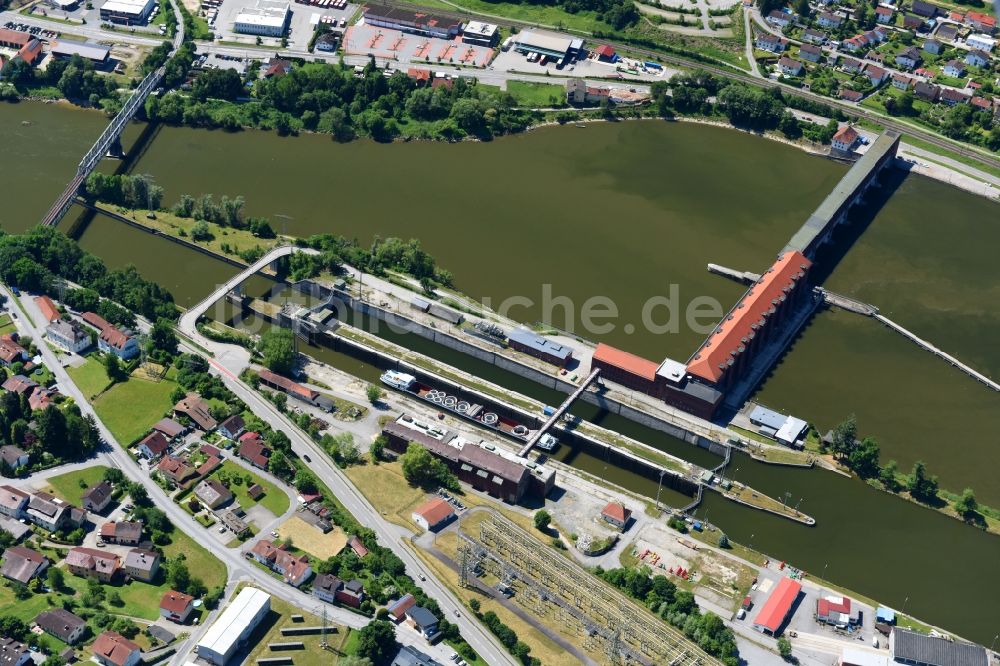 Passau von oben - Schleusenanlagen am Ufer der Wasserstraße der Donau im Ortsteil Maierhof in Passau im Bundesland Bayern, Deutschland