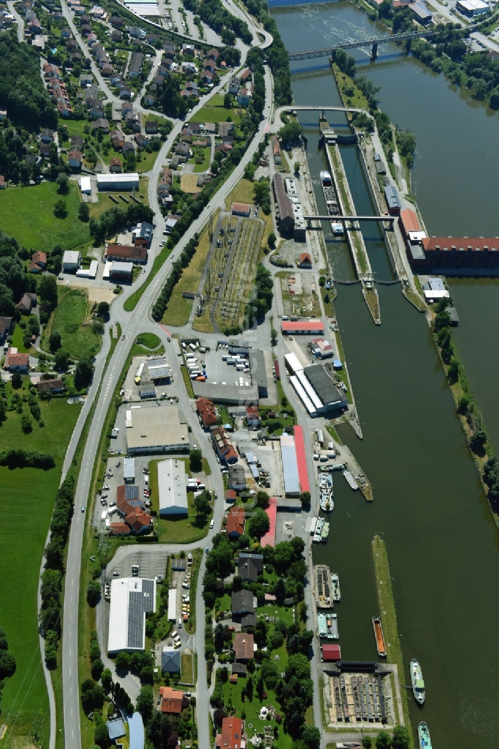 Luftbild Passau - Schleusenanlagen am Ufer der Wasserstraße der Donau im Ortsteil Maierhof in Passau im Bundesland Bayern, Deutschland